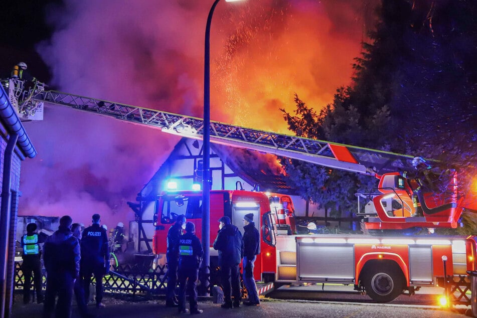 Die Feuerwehr löschte das Feuer in dem Haus in Köln-Meschenich.