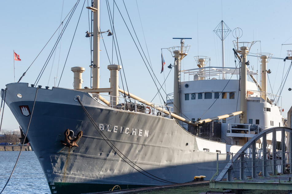 Das Museumsschiff MS Bleichen liegt am Kai des Hafenmuseums Hamburg. (Archivbild)