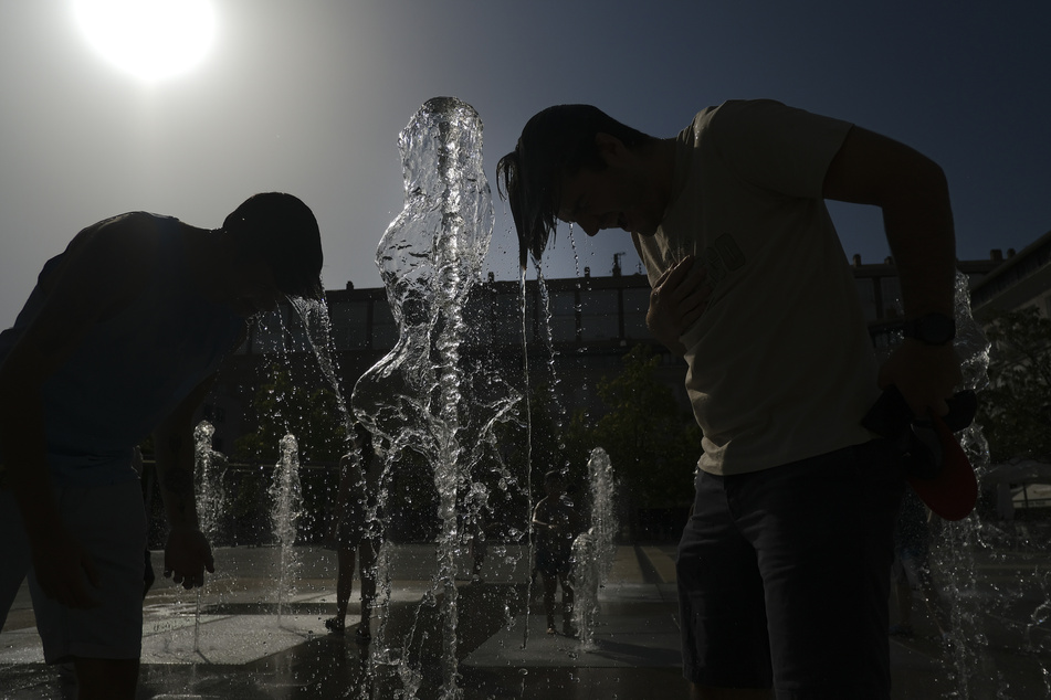 Die Sonne steht erbarmungslos am Himmel: Brunnen dienen in Spanien zur Abkühlung, können allerdings nur kurzzeitig Linderung verschaffen.