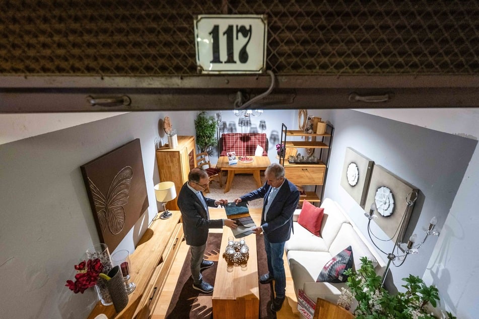 Die Ausstellungsräume des Möbelladens wurden in die ehemaligen Parkplätze der Garage gebaut.