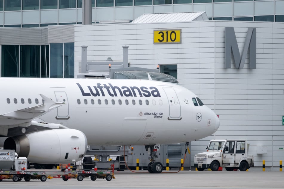 Eine Lufthansa-Maschine steht am Terminal in München. Die Airline kann einen Erfolg verbuchen.