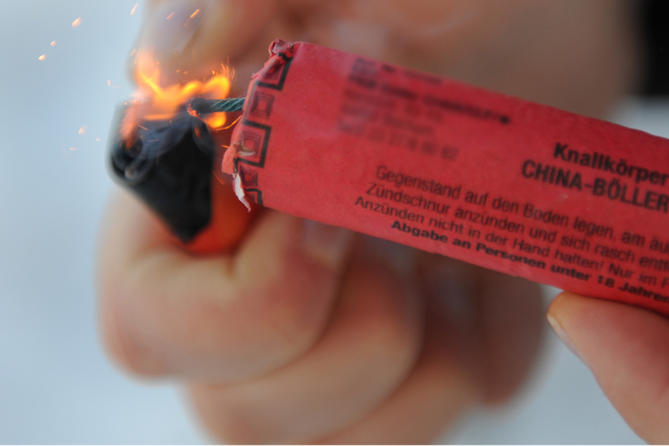 24-Jähriger durch zu früh explodierenden Böller schwer verletzt