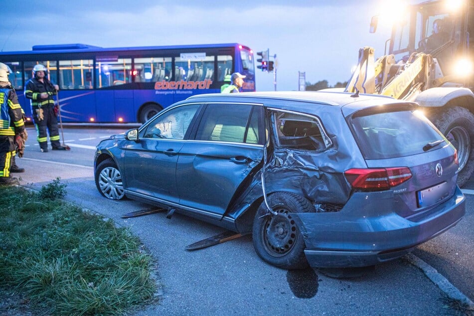 Im VW Passat wurden bei dem Unfall drei Personen verletzt.