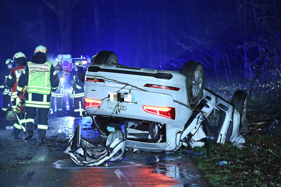Der Fahrer dieses weißen Audi Q5 floh zunächst vor der Polizei und baute dann einen schweren Verkehrsunfall.