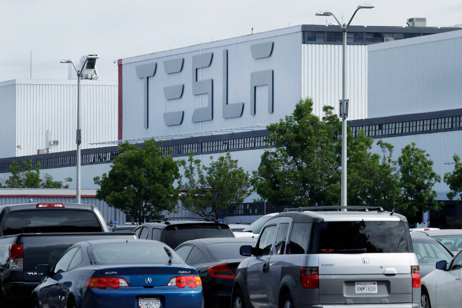 Fahrzeuge stehen auf dem Parkplatz des Autowerkes Tesla in Fremont in den USA.