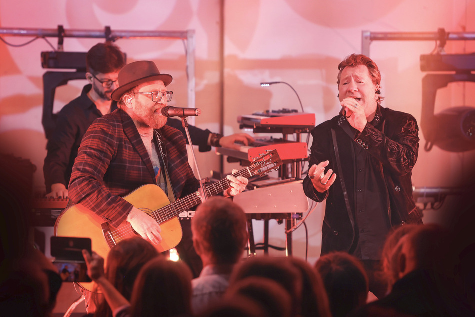 Gregor Meyle (44, l.) und Karat-Sänger Claudius Dreilich (52) rocken gemeinsam das Kurländer Palais.