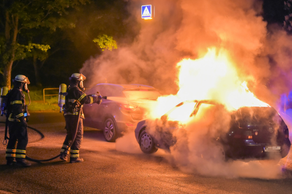 Hamburg: Auto steht mitten in Hamburg lichterloh in Flammen!