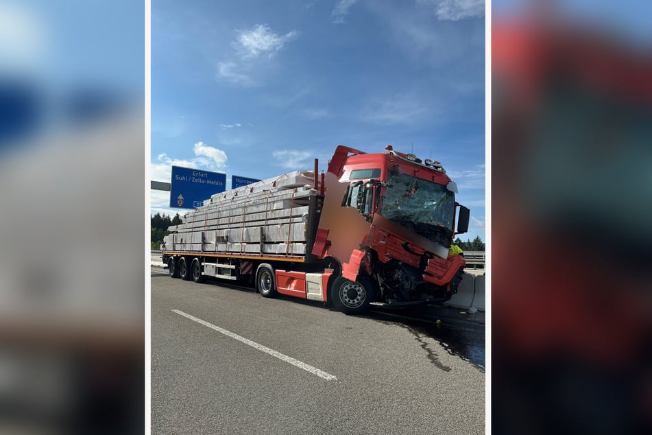 Der Sattelzug sei nach ersten Erkenntnissen ungebremst auf den Schilderwagen aufgefahren, hieß es vonseiten der Polizei.