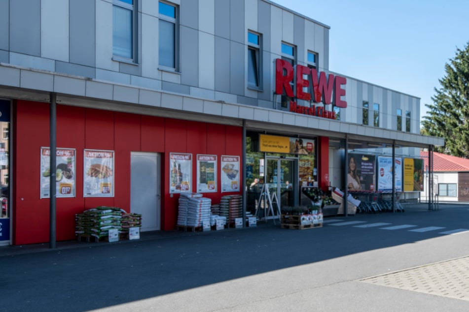 Ein Ladendieb (48) wurde am Mittwoch in diesem REWE-Markt in Chemnitz erwischt. (Archivbild)