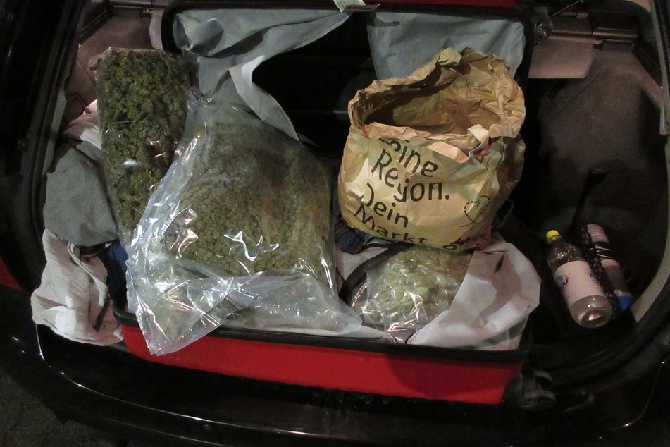 Im Kofferraum des Autos entdeckten die Ermittler über sieben Kilogramm Marihuana.