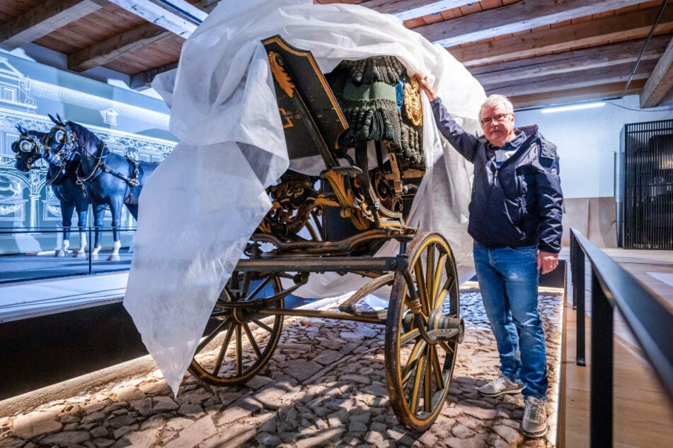 Tonio Schulze gibt einen ersten Blick auf einen Coupé-Wagen aus dem 19. Jahrhundert, einem Stadtwagen des sächsischen Hofes.