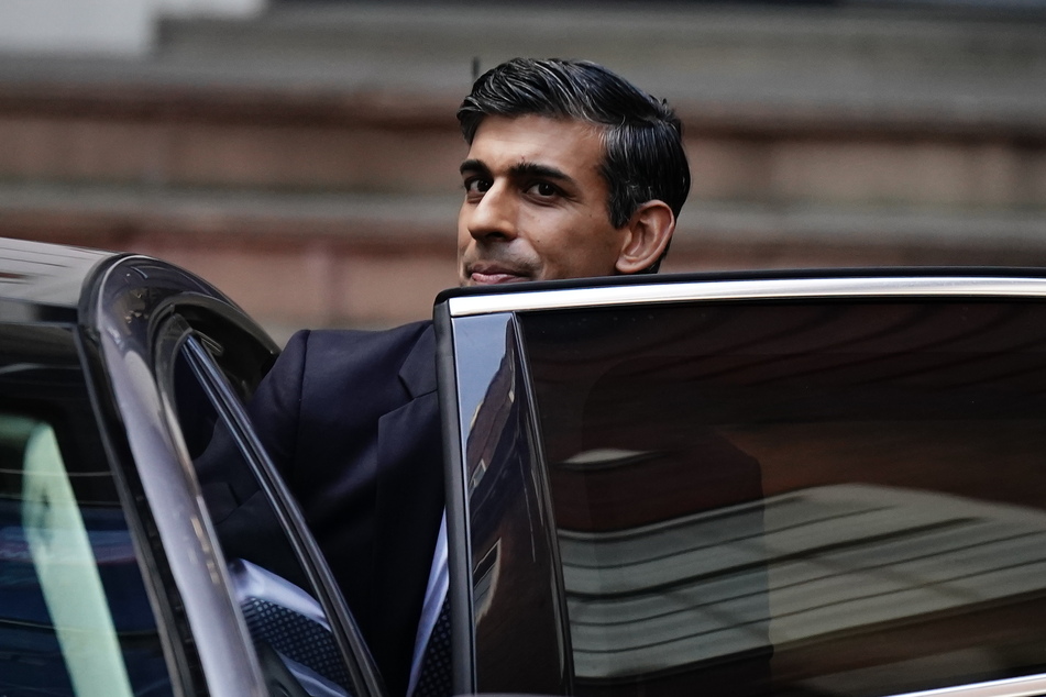 Der britische Regierungschef Rishi Sunak (42) hat sich dafür entschuldigt, im Auto ohne Sicherheitsgurt unterwegs gewesen zu sein.