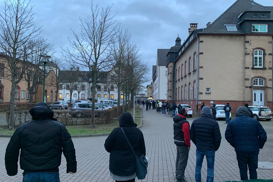Hunderte Menschen warteten in Darmstadt am Freitag stundenlang bis sie sich impfen lassen konnten.