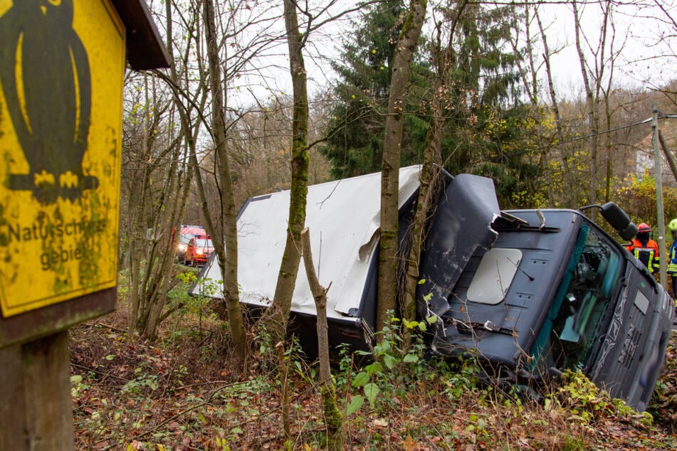 Der umkippte Lkw liegt im Straßengraben.