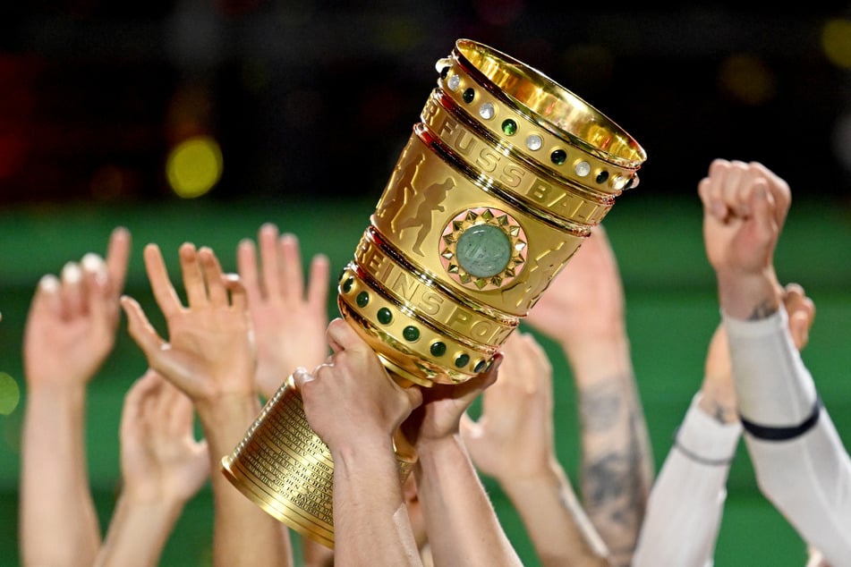Das Objekt der Begierde. Die noch verbliebenen 32 Mannschaften duellieren sich um den DFB-Pokal.