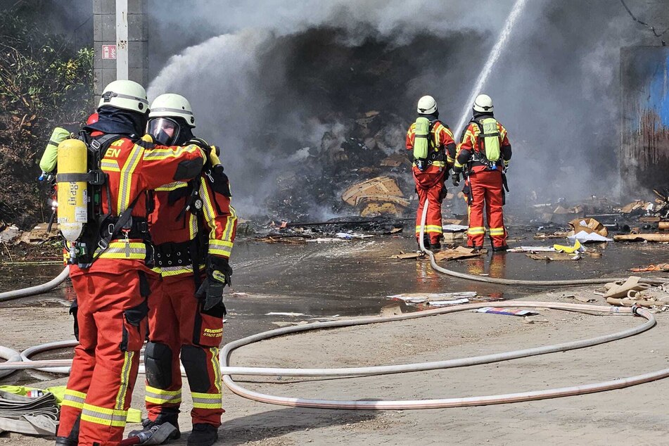 Schwerer Brand in Entsorgungsfirma: 80 Einsatzkräfte vor Ort