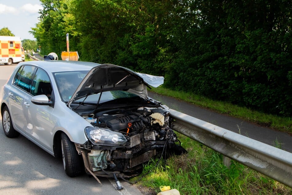 Nach dem Zusammenstoß mit dem Bus landete der VW Polo in der Leitplanke.