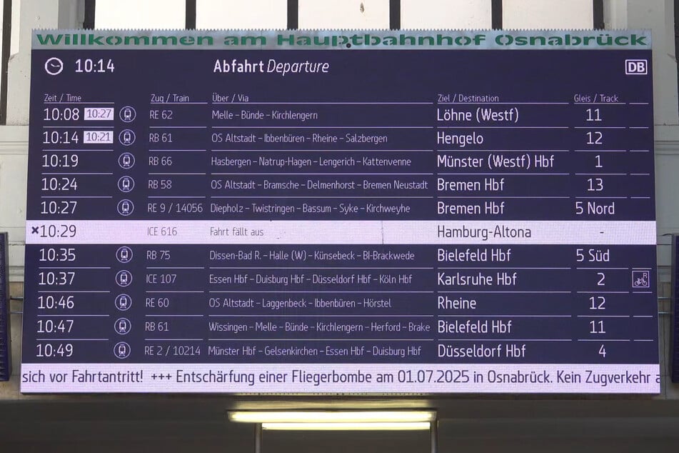 Eine Anzeigentafel im Hauptbahnhof Osnabrück. Wegen einer Bombenentschärfung am Nachmittag kommt es zu Einschränkungen im Bahnverkehr.