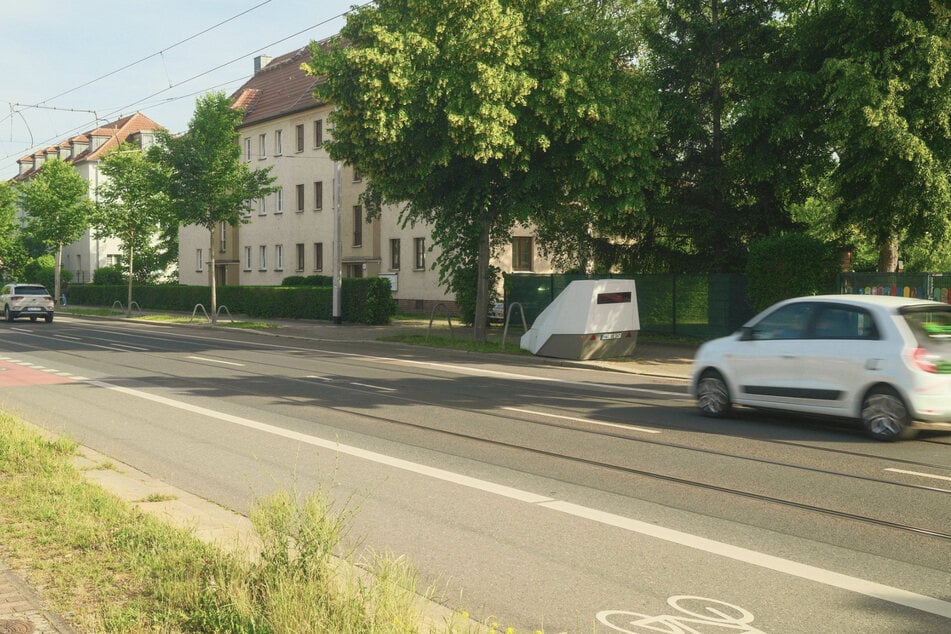Der Superblitzer befindet sich auf der Reicker Straße in Dresden in Höhe eines Kindergartens.