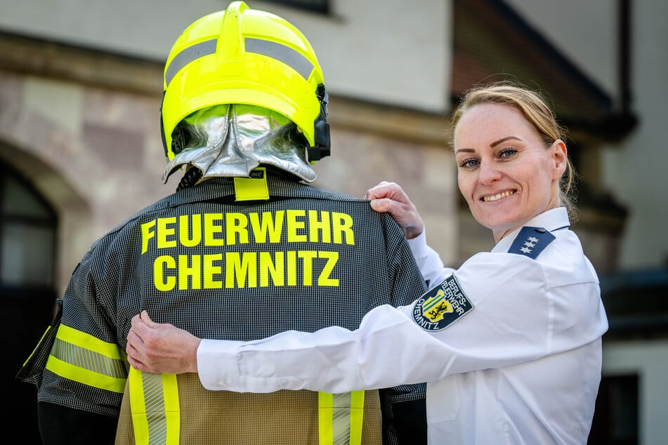 Claudia Lorfing (40) präsentiert den Schriftzug, der nun aufgedruckt ist. Auf der alten Bekleidung wurde er per Klettsystem angeheftet.