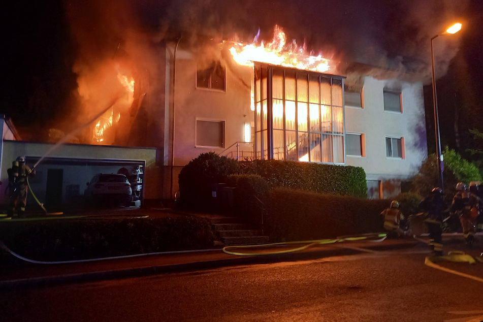 1. Obergeschoss und Dachgeschoss des Hauses brannten in voller Ausdehnung.