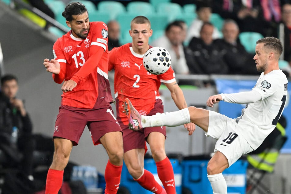 Miro Muheim (M) wurde beim 0:0 der Schweiz in Slowenien nach gut einer Stunde eingewechselt.
