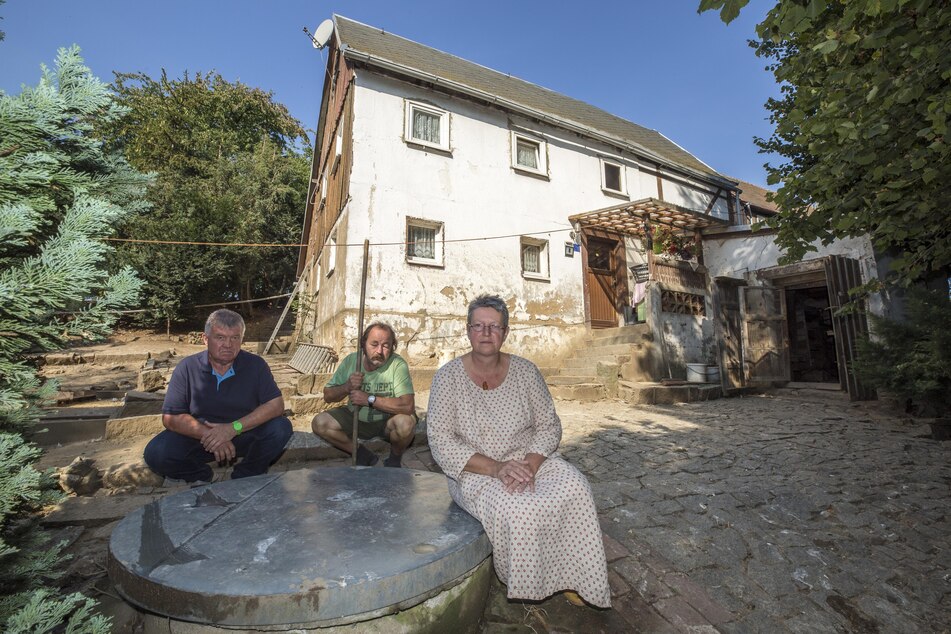 Brunnen plötzlich versiegt: Constanze Hentschel (58), Partner Günter Lebelt (65, li.) und auch Nachbar Werner Haufe (57) liegen auf dem Trockenen.
