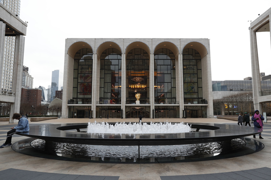 Die New York Metropolitan Oper befindet sich, in der gleichnamigen Stadt, auf dem Josie Robertson Plaza im Lincoln Center.