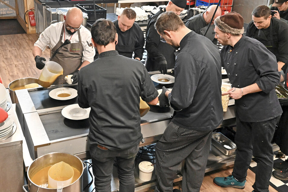 Die Küchen-Crew richtet jeden einzelnen Teller liebevoll an.