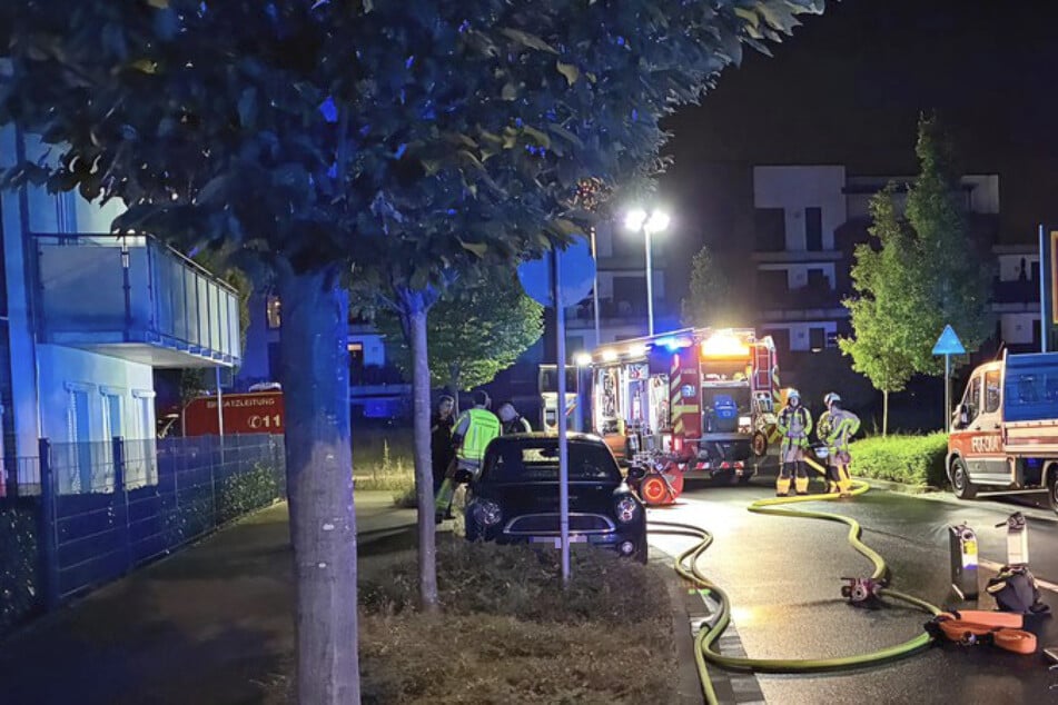 Insgesamt 83 Kräfte der Grevenbroicher Feuerwehr rückten am Samstagabend zu dem Großeinsatz in die Hundhausenstraße aus.