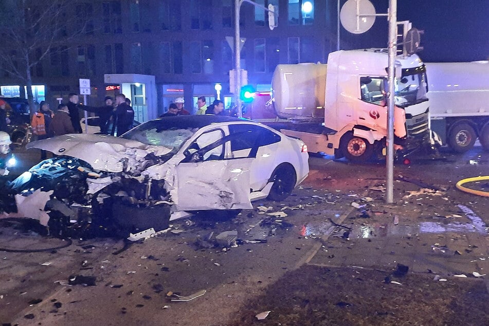 Der BMW wurde durch die Kollision mit dem Lkw schwer beschädigt.