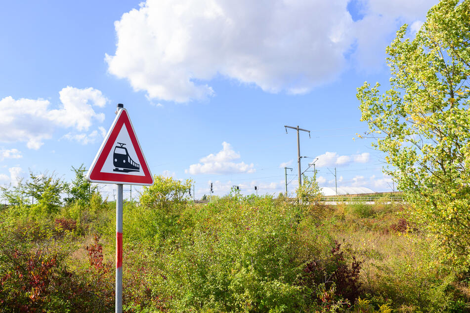 Fahrgäste brauchen auf der betroffenen Bahnstrecke zwischen Hannover und Berlin noch Geduld.