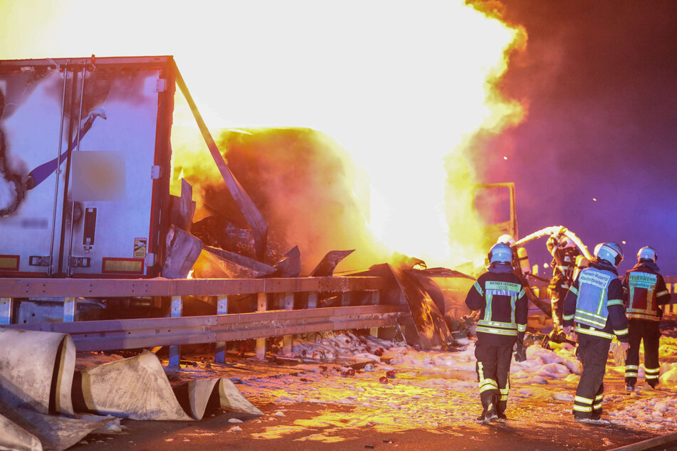 Am Donnerstagmorgen ist ein Lkw auf der Schwelmetalbrücke auf der A1 bei Wuppertal in Flammen aufgegangen. Die Strecke ist noch mehrere Stunden gesperrt.