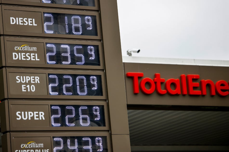 Kunden müssen sich noch an die teuren Kraftstoffpreise gewöhnen. Der Tankrabatt wird sich erst später bemerkbar machen.