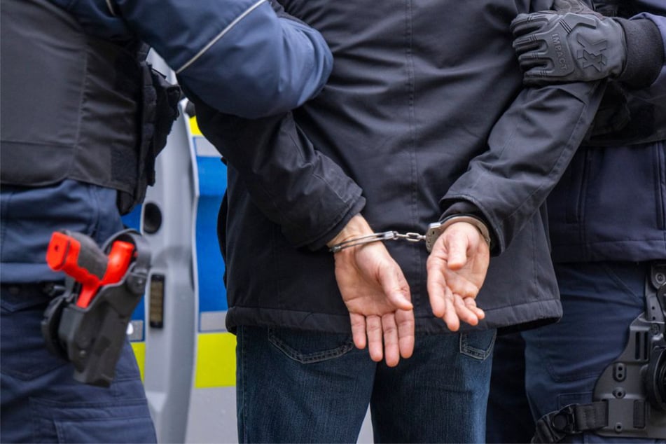 Der Ehemann sowie das Paar wurden festgenommen. (Symbolfoto)