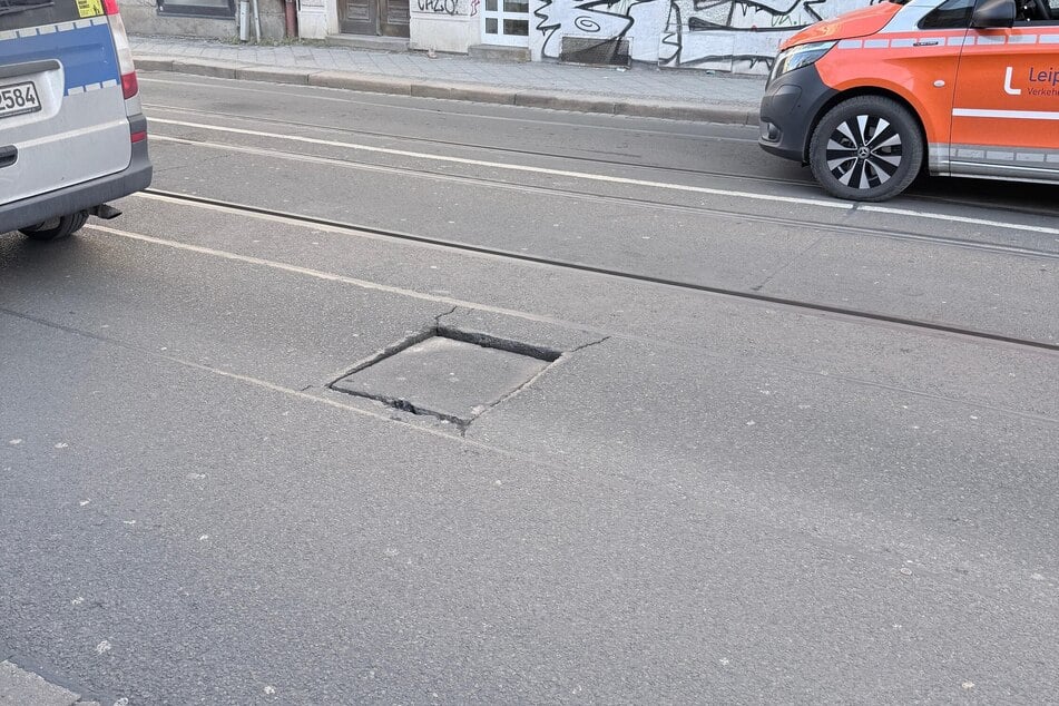 Vor Ort stellte sich heraus, dass sich auf der Straße ein Loch gebildet hatte.