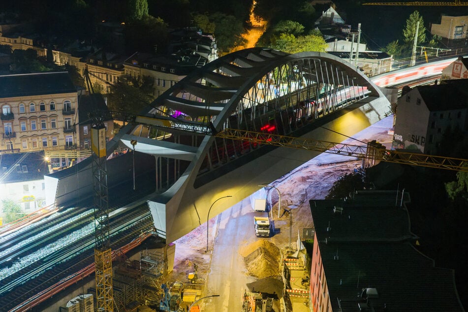 Seit Montagmorgen fahren die Züge wieder über die neue Hamburger Sternbrücke.