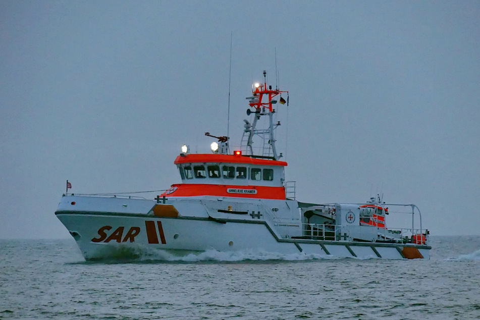 Drei junge Männer waren bei Cuxhaven am Samstag in Lebensgefahr geraten und mussten von der Seenotrettung gerettet werden.