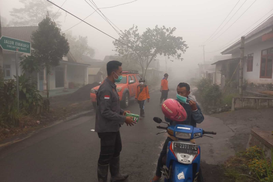 Die Ortschaften um den Vulkan sind in dichten Rauch gehüllt.