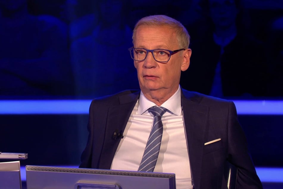 Moderator Günther Jauch (70) vergisst zunächst, die Frage aufzulösen.