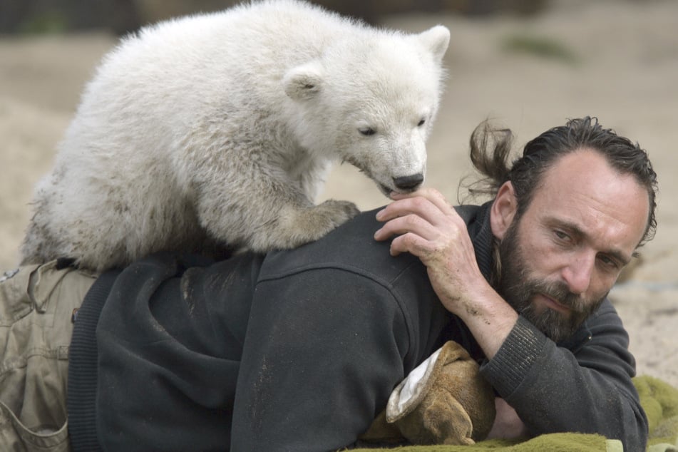 Eisbär Knut, hier mit seinem Pfleger Thomas Dörflein, begeisterte die Massen.