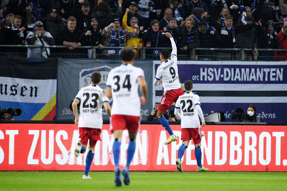 HSV-Knipser Robert Glatzel (2.v.r.) setzte nach seinem sehenswerten Treffer zum 1:0 gegen Fortuna Düsseldorf zum Jubelsprung an.