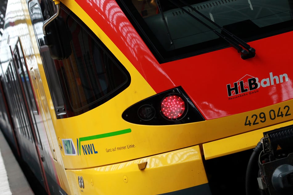 Alle 30 Insassen des Zugs der Hessischen Landesbahn konnten unverletzt evakuiert werden. Der Lkw-Fahrer musste in ein Krankenhaus gebracht werden. (Symbolbild)