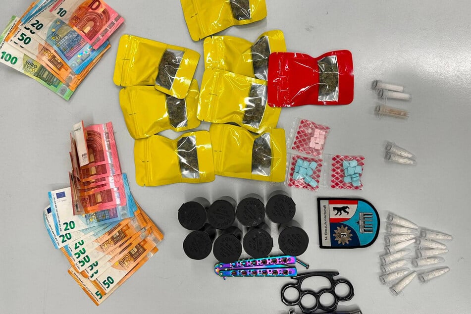Im zweiten Fall konnten die Ermittler unter anderem Ecstasy, Speed, MDMA, Ketamin und Bargeld sicherstellen.