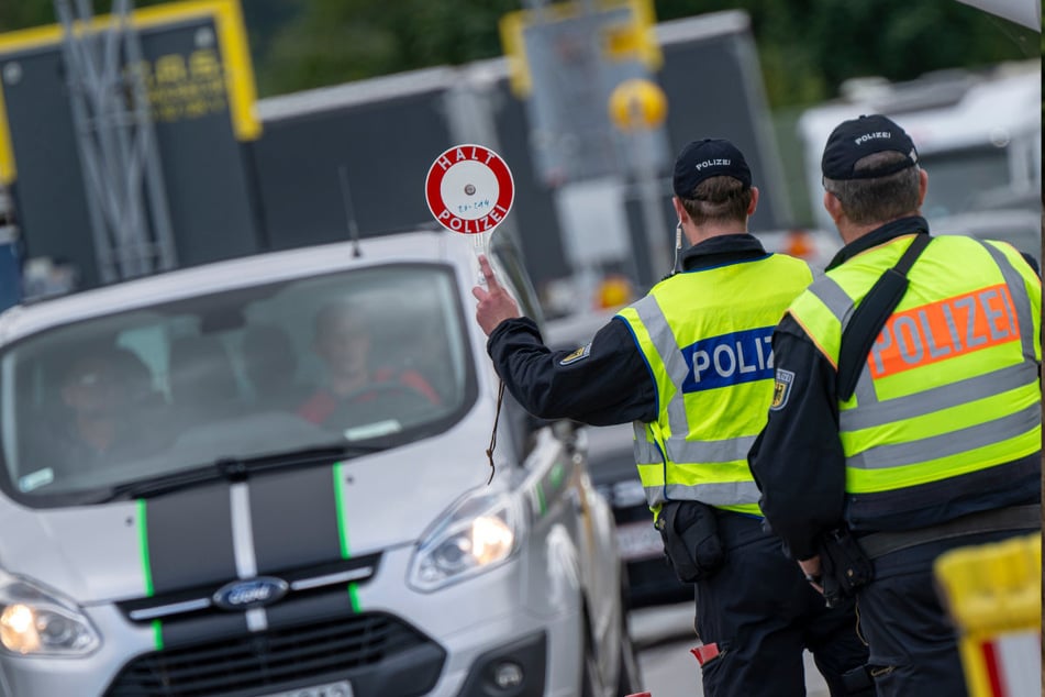 An den Grenzübergängen halten die verstärkten Kontrollen zusätzlich den Verkehr auf. (Symbolbild)