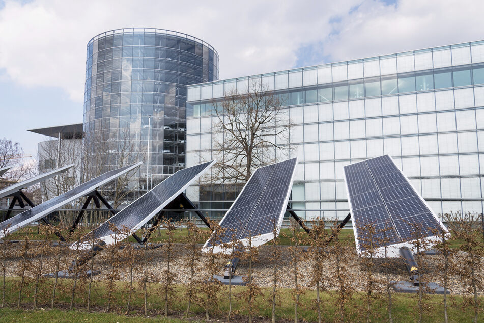 Solaranlagen vor einem Firmengelände - der Umwelthilfe geht der Ausbau der Photovoltaik in den Großstädten nicht schnell genug.