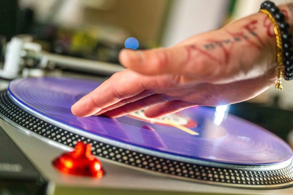 Im Unterricht lernen die DJ-Schüler, wie man die Plattenteller richtig dreht.