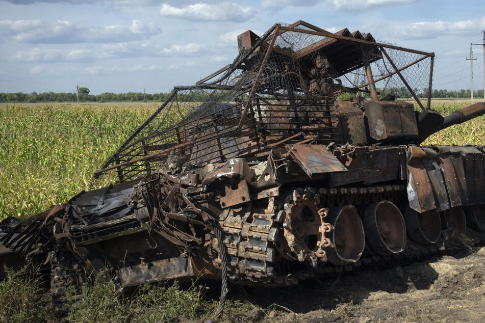 Ein zerstörter russischer Panzer liegt in der Region Kursk am Straßenrand. (Archivbild)