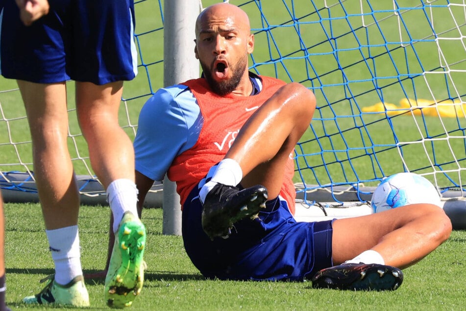 John Anthony Brooks (31) schaut schockiert zu seinem verdrehten Fuß.