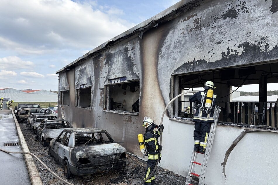 Die Feuerwehr konnte verhindern, dass sich der Brand auf eine weitere Halle ausbreitete.